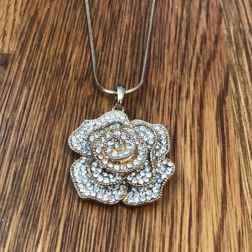🌹Charming Charlie’s gold rose long necklace🌹